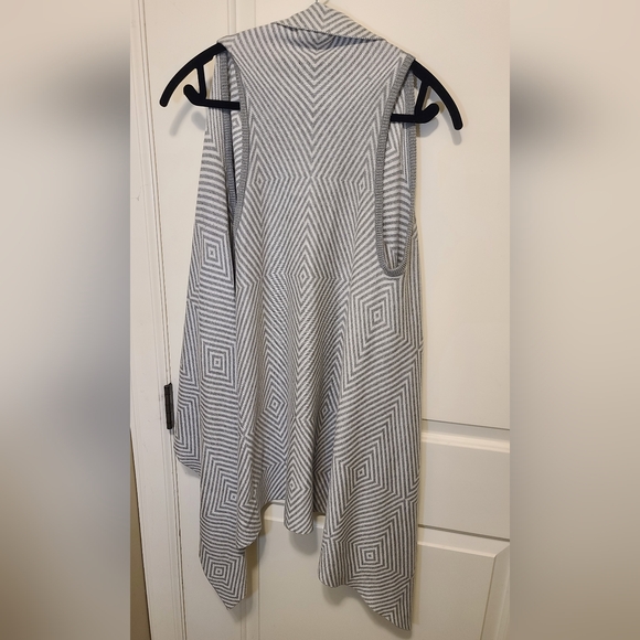 Dynamite Gray&White Geometric Print Sleevless Cardigan Size XS-S - Picture 4 of 5